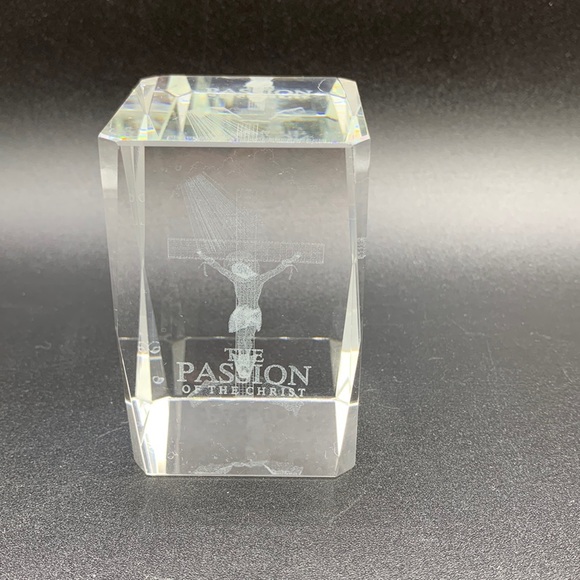 Clear Crystal Laser Cut 3D The Passion of the Christ Block Paperweight - Picture 1 of 6
